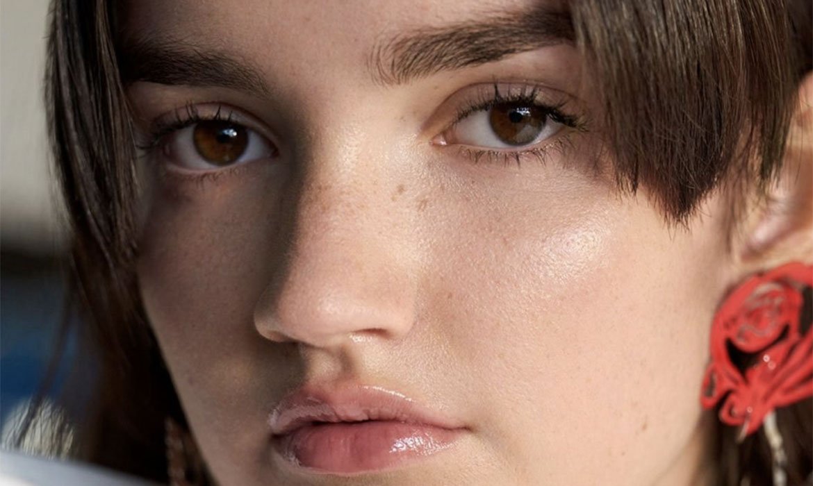 Una tendencia de maquillaje primavera-verano 2021 bastante sorprendente son los labios gloss. Materialízala con los nuevos labiales Plump In Gloss de la gama Brilliant Signature de L’Oréal Paris.